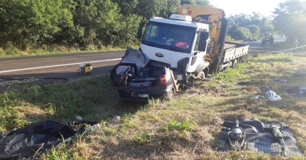 Acidente envolvendo caminhão e carro deixa vítimas fatais no PR