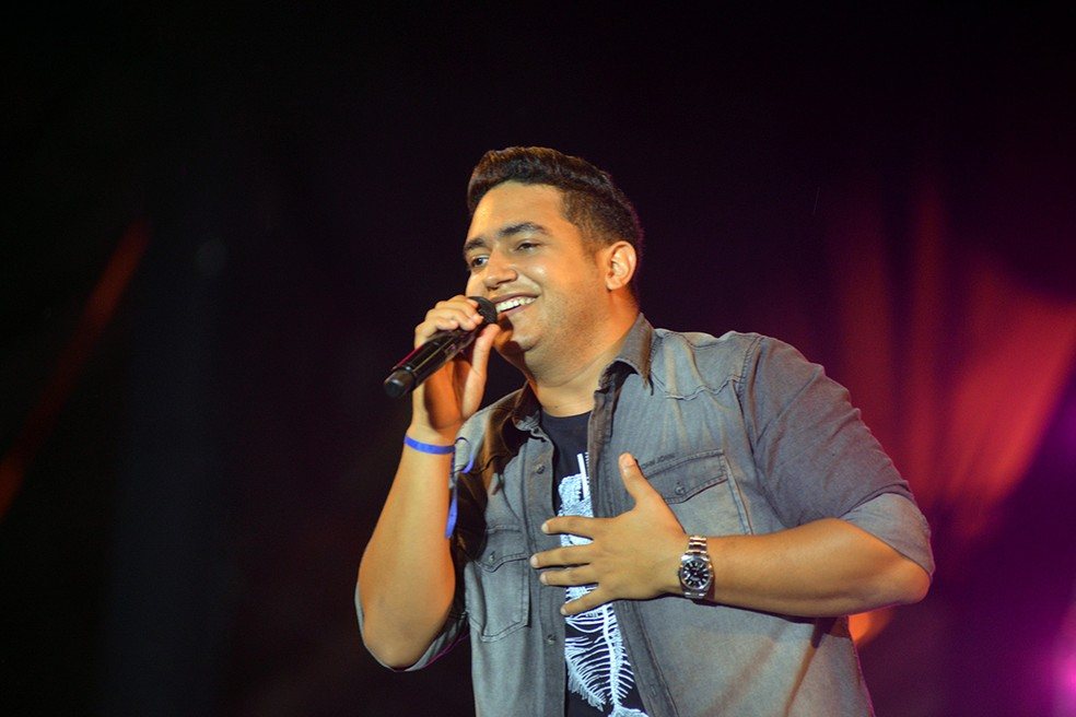 Juliano da dupla com Henrique durante apresentao no Baile da Santinha de Lo Santana Foto Joilson CsarAg Haack