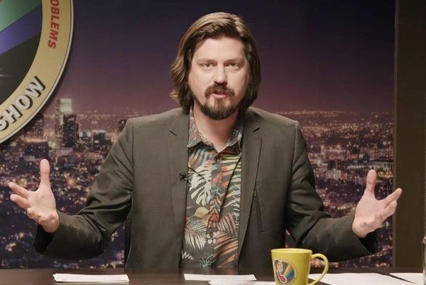 O comediante Trevor Moore apresentando seu programa de esquetes na televiso norte-americana Foto Divulgao