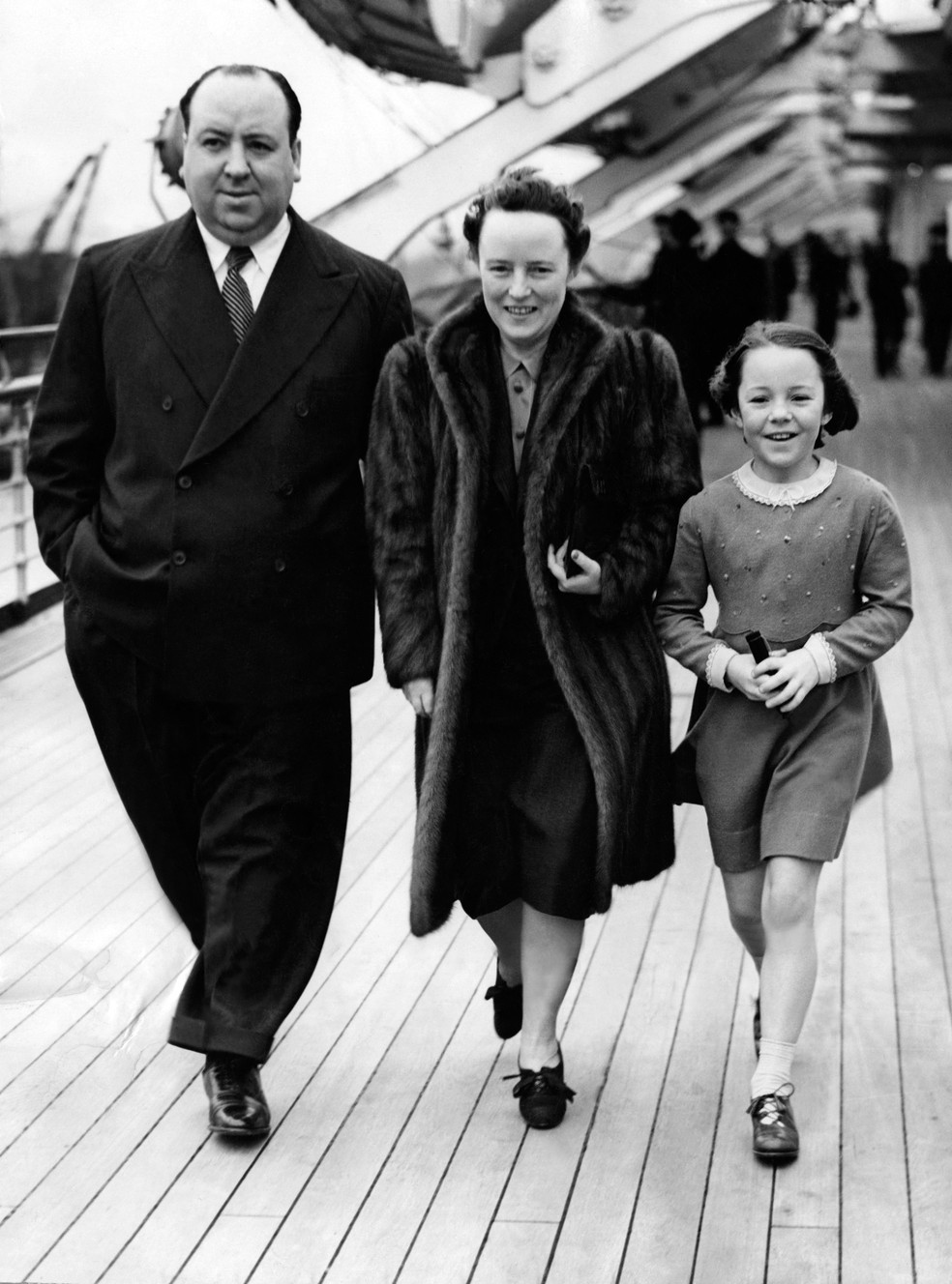 Diretor britnico Alfred Hitchcock caminha com a mulher Alma Reville e a filha Patricia Hitchcock bordo do navio The Queen Mary em maro de 1939 Foto AFPArquivo