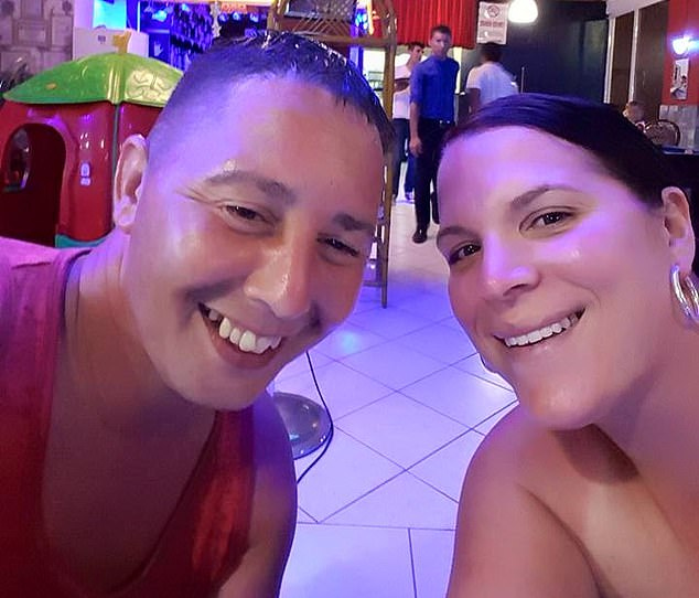 O Sr Cox de Hartcliffe Bristol cuidava de sua parceira Robyn ambas na foto que foi diagnosticada com esclerose mltipla quando ela tinha 19 anos O par estava junto h 20 anos e tinha uma filha de 10 anos chamada Brook