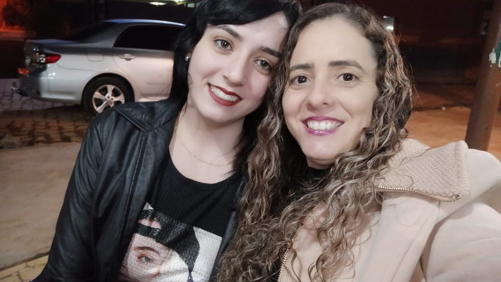 Lara posa ao lado da me Deusiana