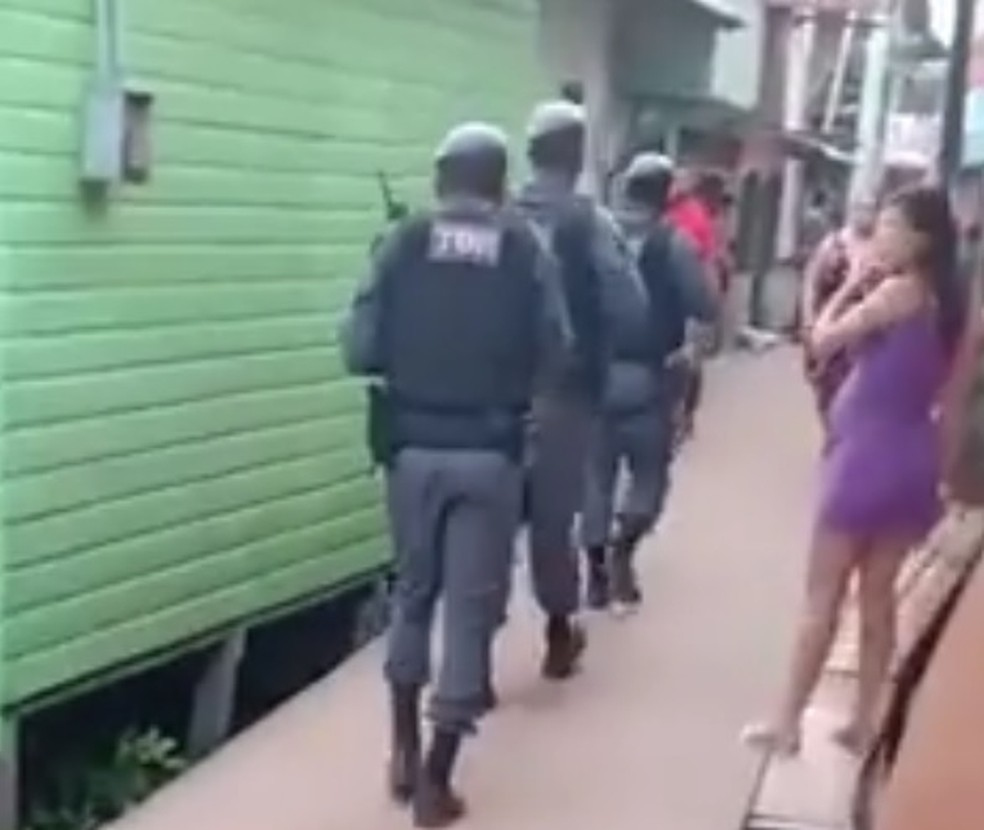 PM iniciou buscas na rea onde menina foi baleada Foto Reproduo