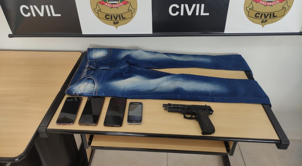 Polcia apreendeu simulacro de arma de fogo 4 aparelhos de telefone celular vestimentas e o veculo que foi utilizado no dia do crime Foto DivulgaoPolcia Civil