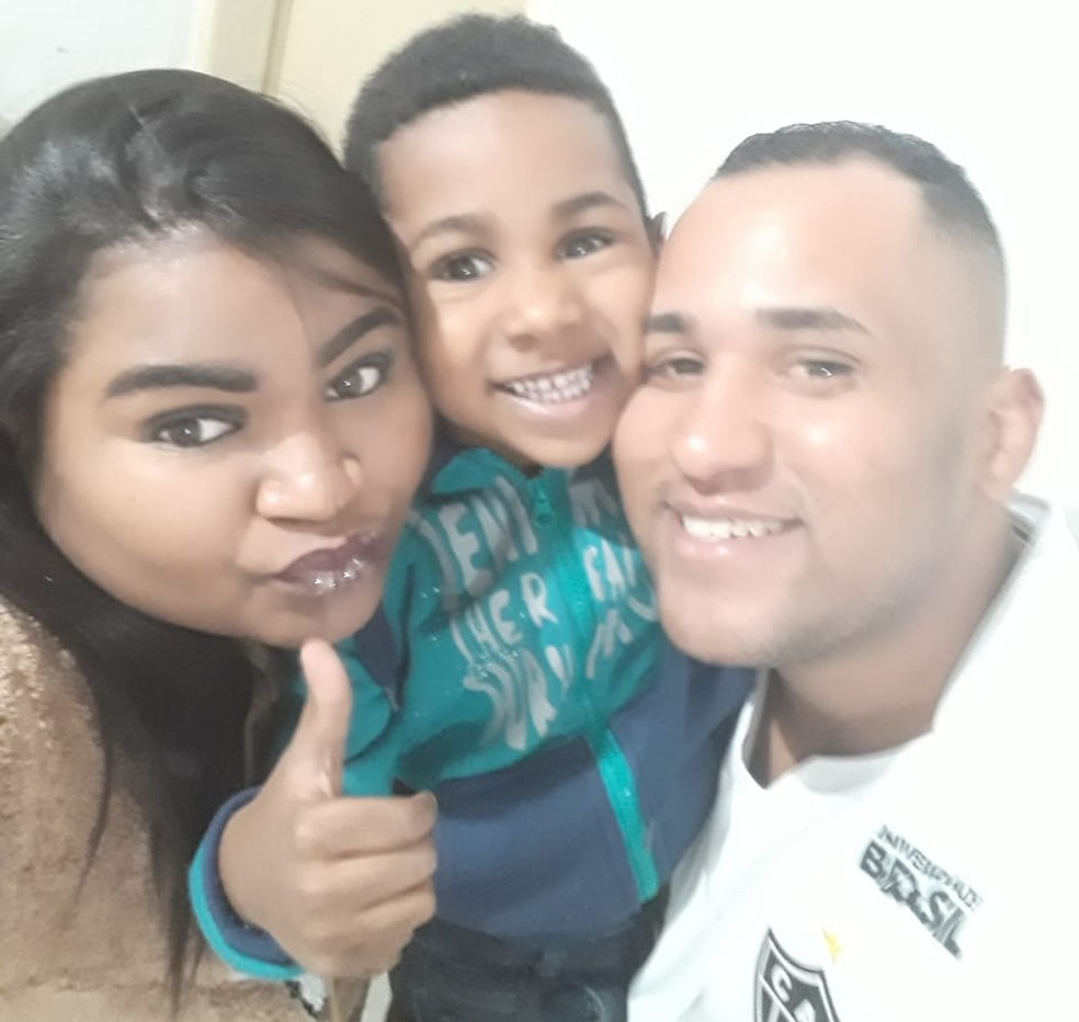 rika com o filho Arthur e o marido antes da doena em BH Foto Arquivo pessoal