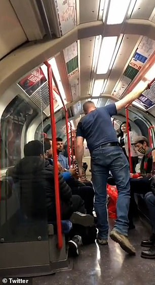 O homem corre em sua direo depois que ela reage a ele chamando-a de c 