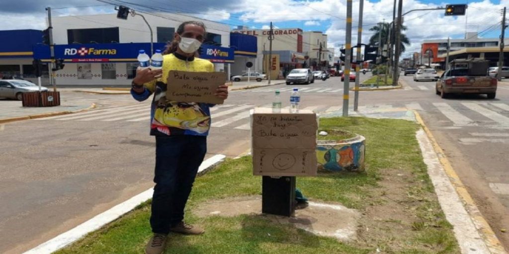 Thiago Baldini com a plaquinha de "Sorria" (Foto Reprodução/Youtube)