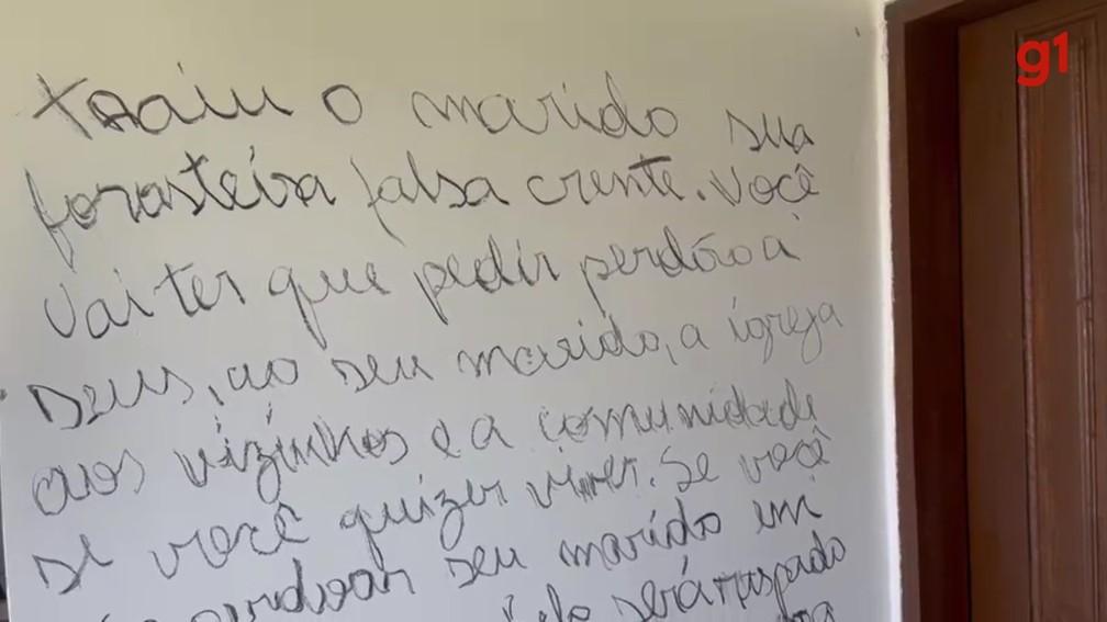 Suspeito escreveu mensagem na parede da casa da vtima Foto Redes sociais