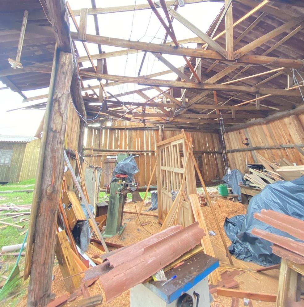 Danos em casa provocados por tornado em Balnerio Gaivota Foto Defesa CivilDivulgao