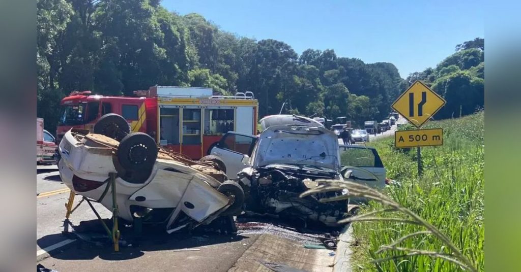 Trag Dia Na Br Grave Acidente Deixa V Timas Fatais Crian A Presa As Ferragens E Pelo Menos