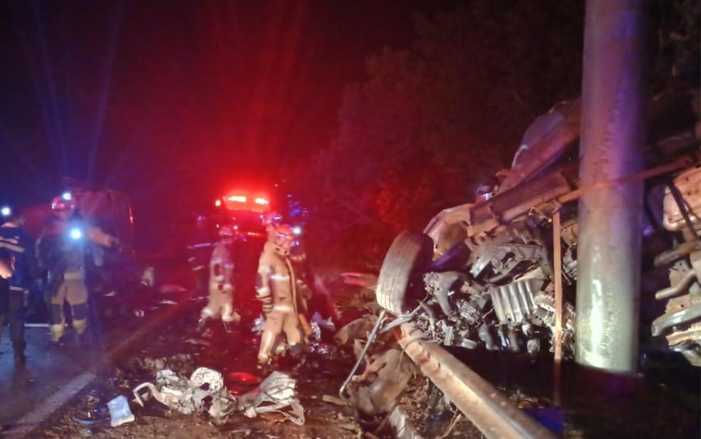 Acidente entre fiorino e caminhonete na BR-251 Foto DivulgaoCorpo de Bombeiros