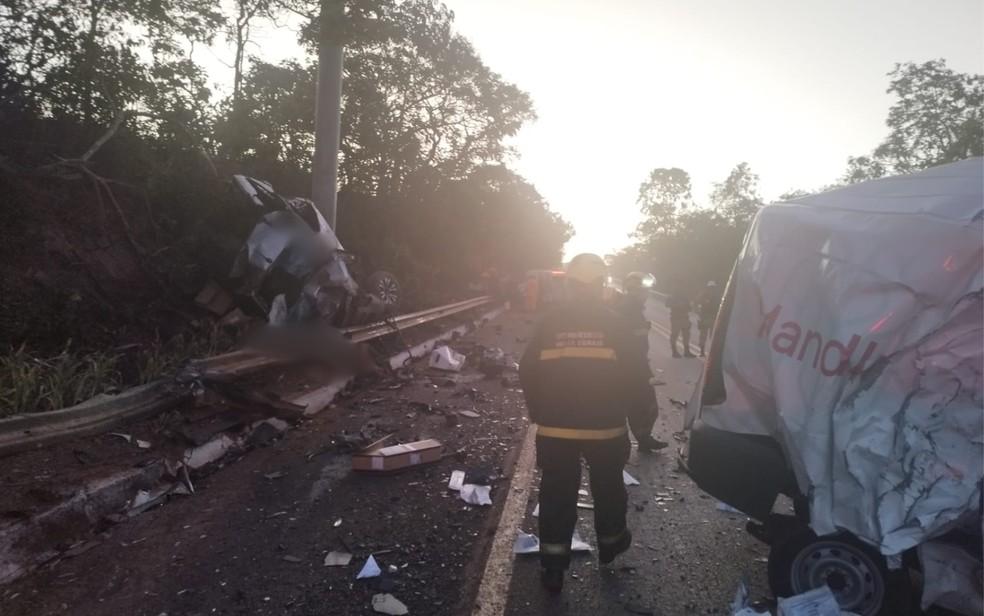 Acidente entre fiorino e caminhonete na BR-251 Foto DivulgaoCorpo de Bombeiros
