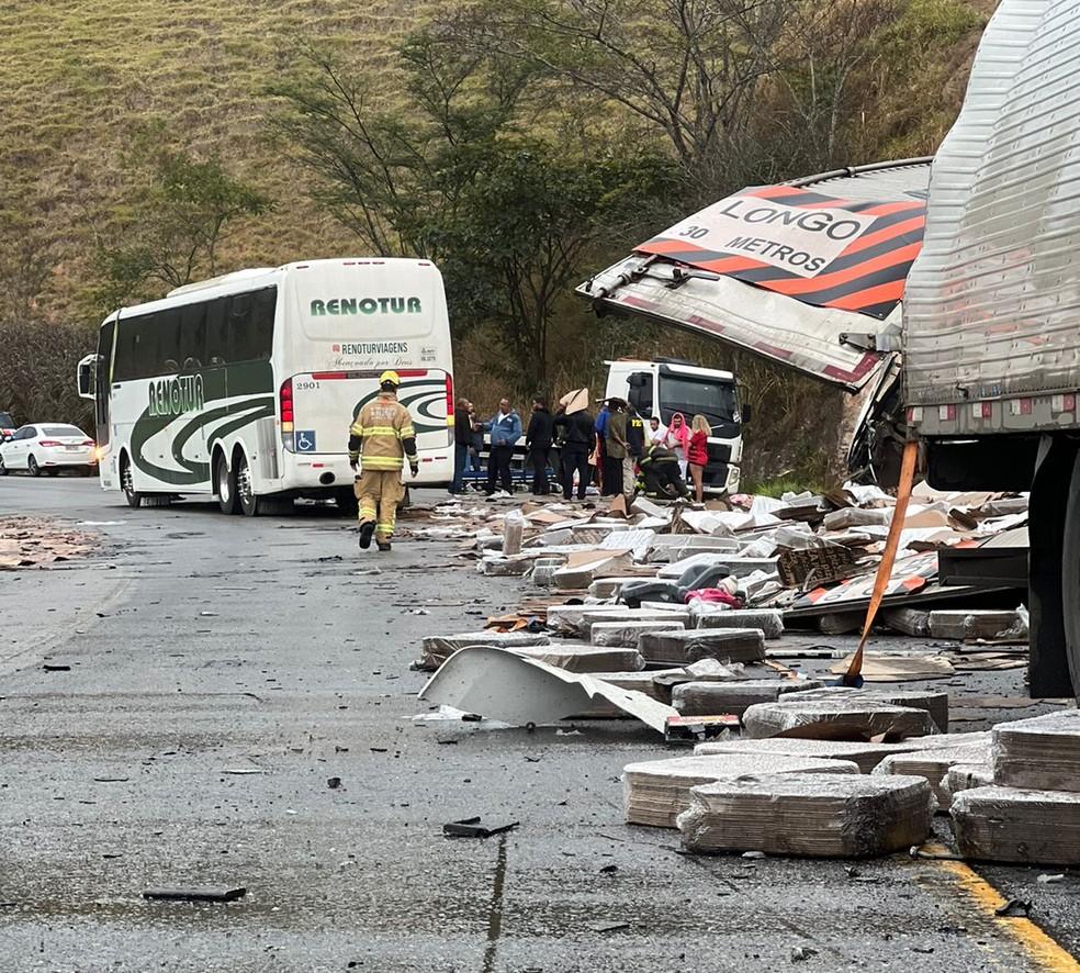 Veculos na pista aps o acidente Foto Corpo de Bombeiros