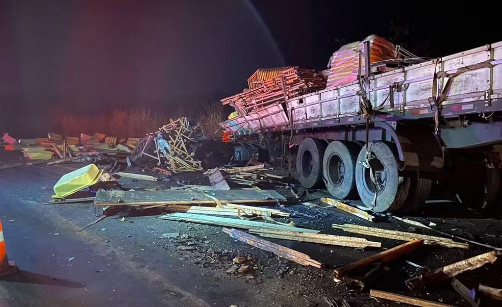 Cargas de alho andaimes e telhas ficaram espalhadas na pista Foto Corpo de BombeirosDivulgao