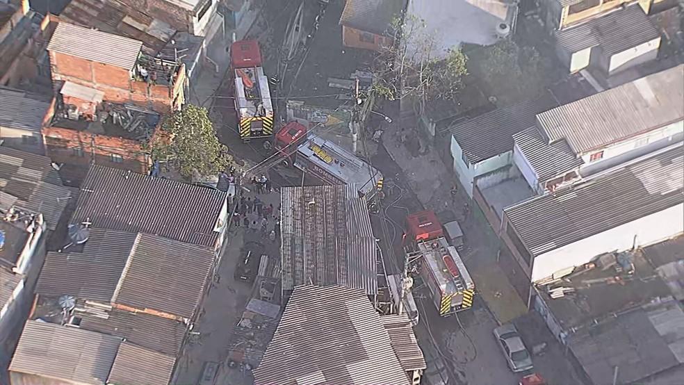 Oito viaturas atuam em incndio na Zona Leste de SP Foto ReproduoTV Globo