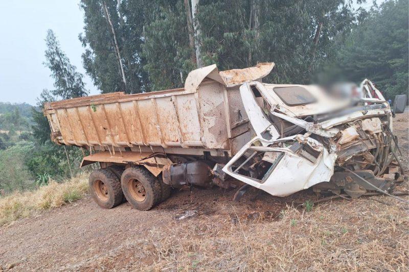 Aps o pneu estourar o caminho saiu pista e colidiu com a barreira da rodovia e uma rvore local foi devidamente sinalizado at a remoo do veculo