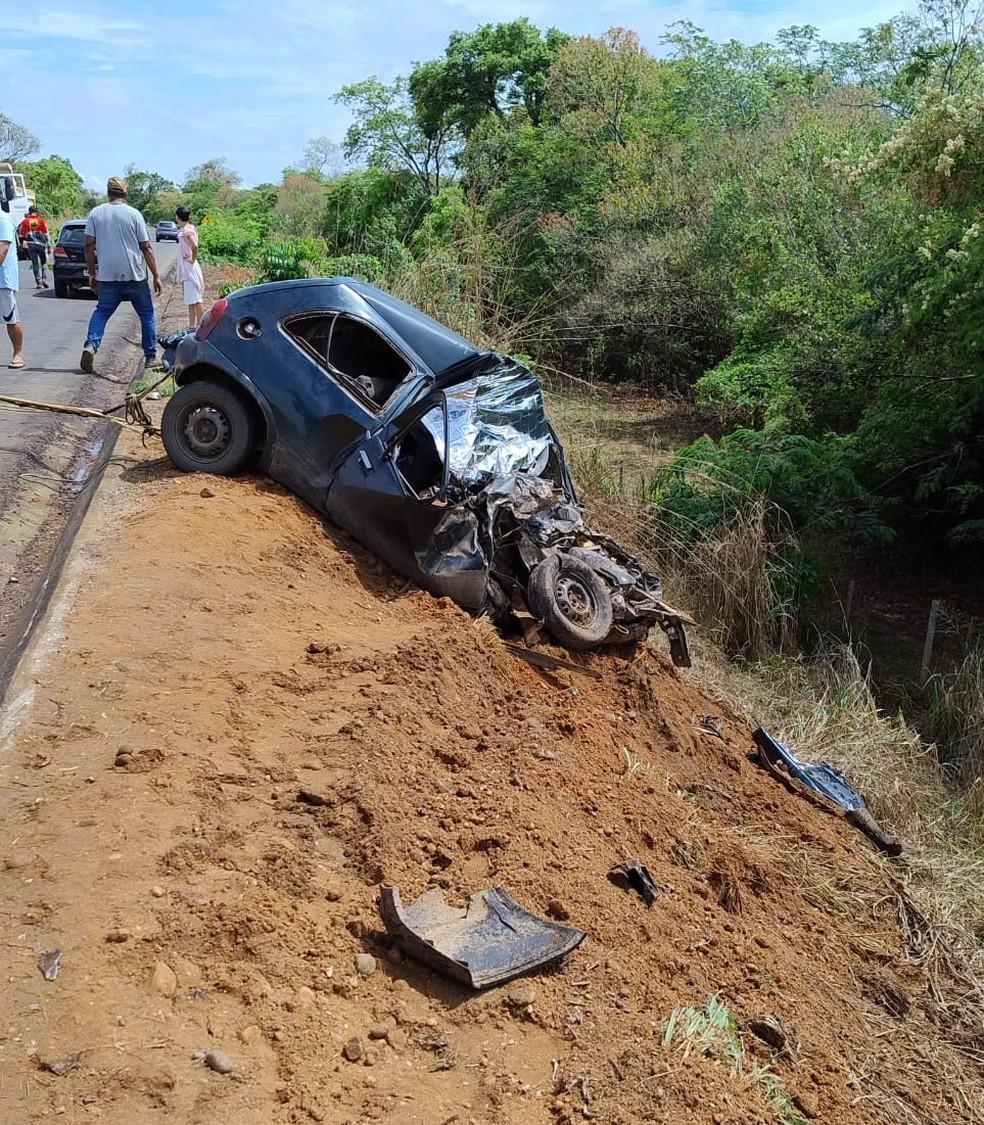 Carro que transportava a famlia destrdo aps a batida Foto Redes sociais