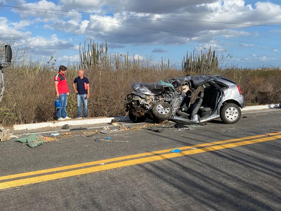 Carro da famlia que morreu em coliso frontal com caminho Foto Geraldo JernimoTV Paraba