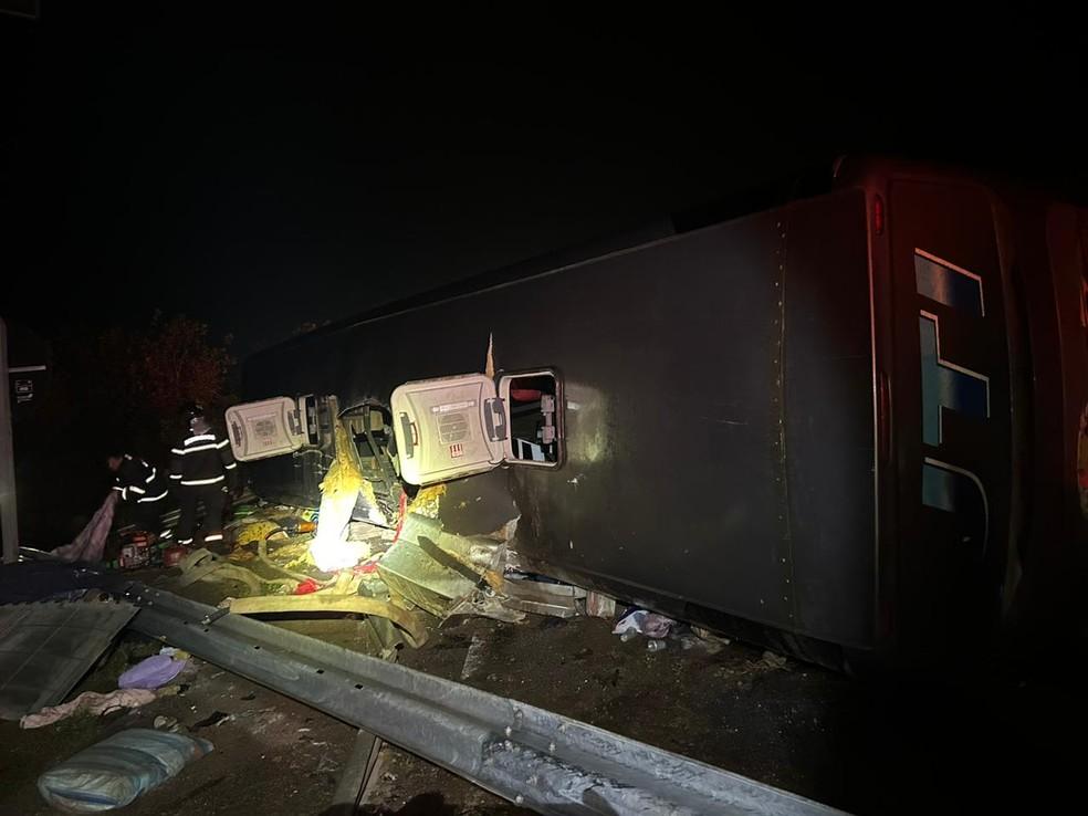 nibus sofre acidente na BR-153 em Gurupi Foto DivulgaoBombeiros