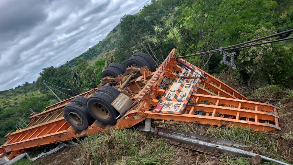 Carreta que transportava trator tomba e mata homem no Paran Foto Corpo de Bombeiros