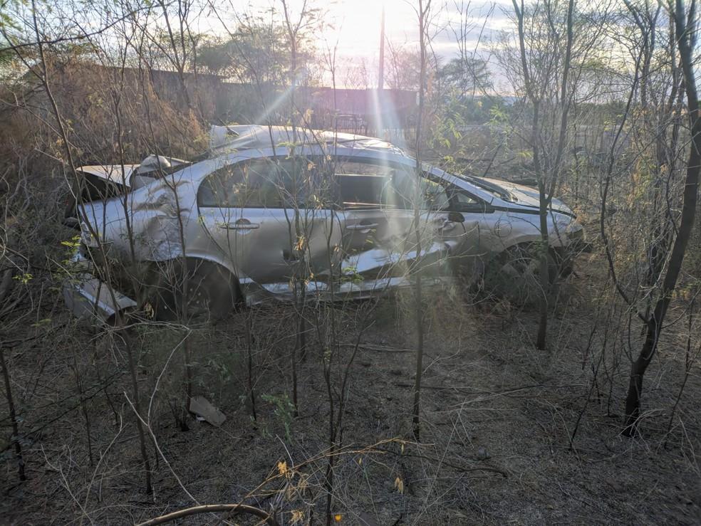 Carro ficou destrudo com o capotamento Foto DivulgaoCIPRvBrumado