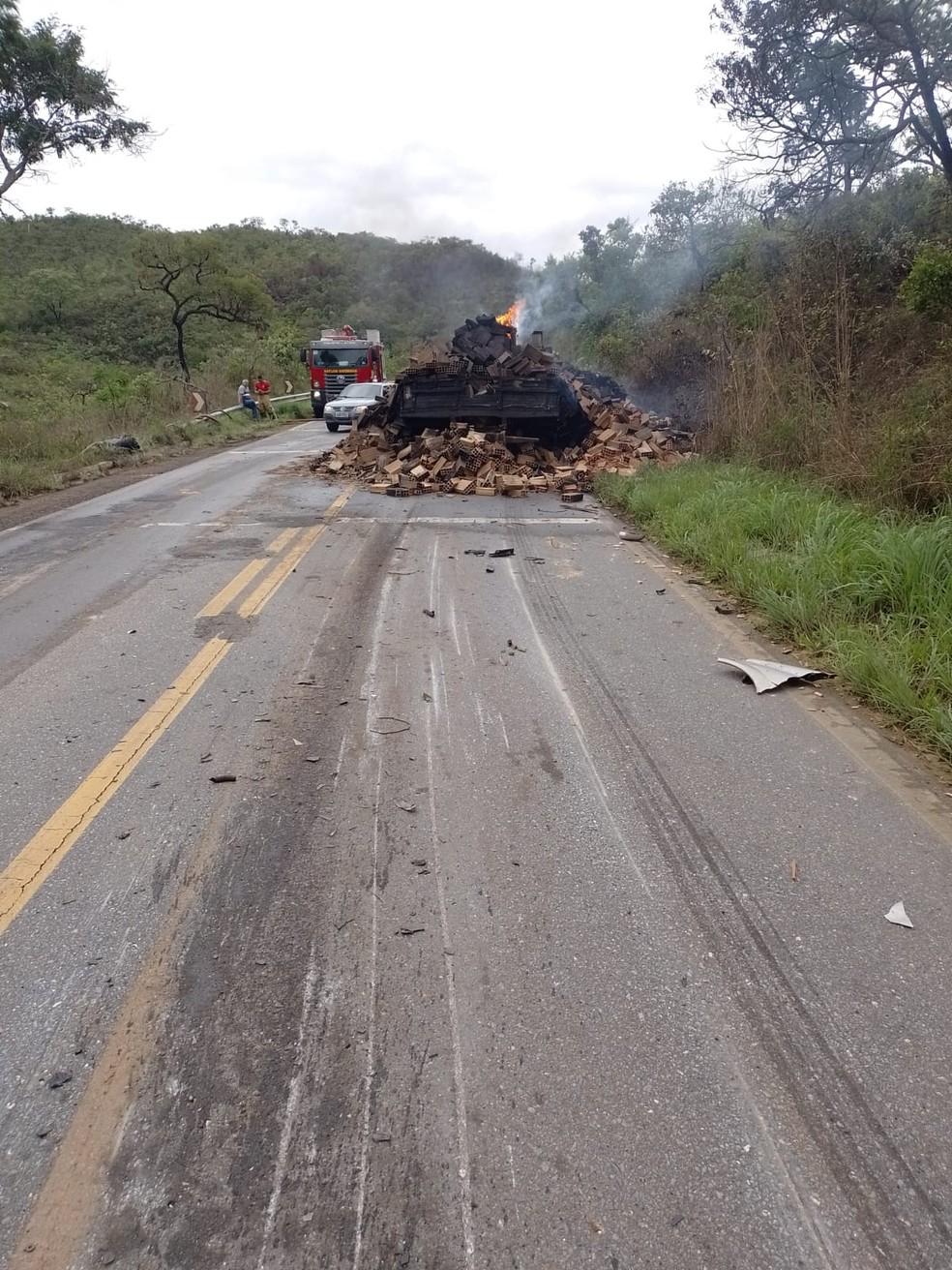 Tijolos e veculos na pista aps acidente Foto Corpo de Bombeiros