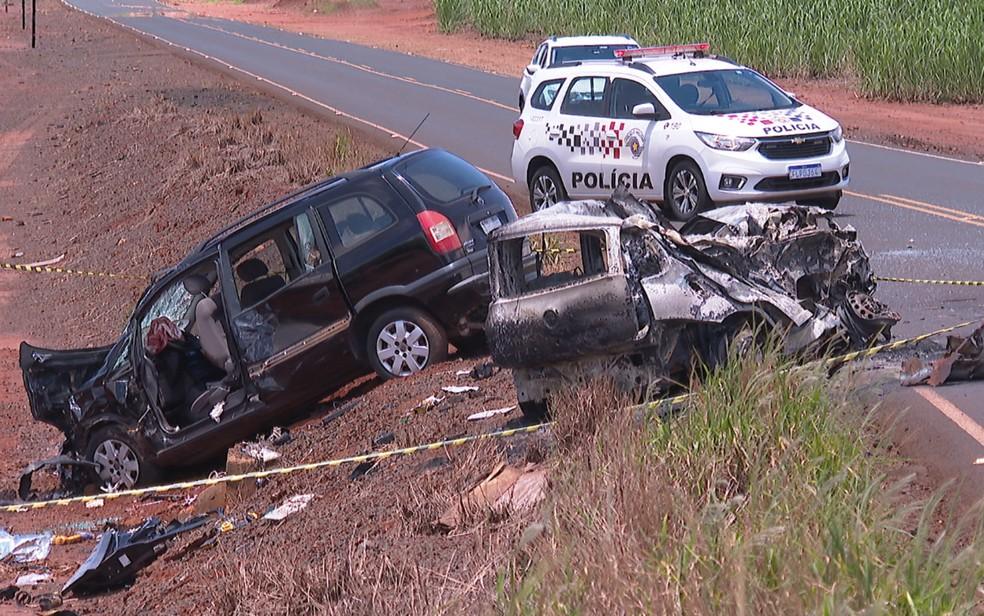Um dos carros pegou fogo com batida em acidente em Serrana SP Foto Jefferson NevesEPTV