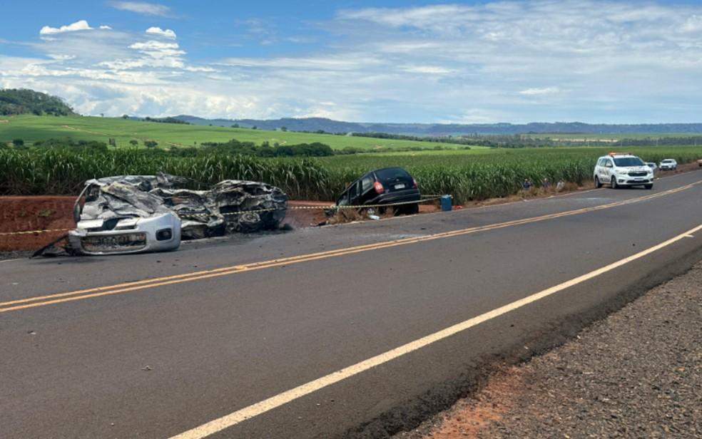 Duas pessoas morreram e trs ficaram feridas em acidente envolvendo dois veculos entre Altinpolis SP e Serrana SP Foto Isabela DigenesEPTV