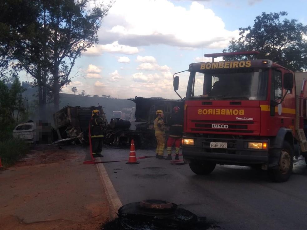 Carro e carreta pegaram fogo aps acidente na BR-262 em Luz Foto Triunfo ConcebraDivulgao