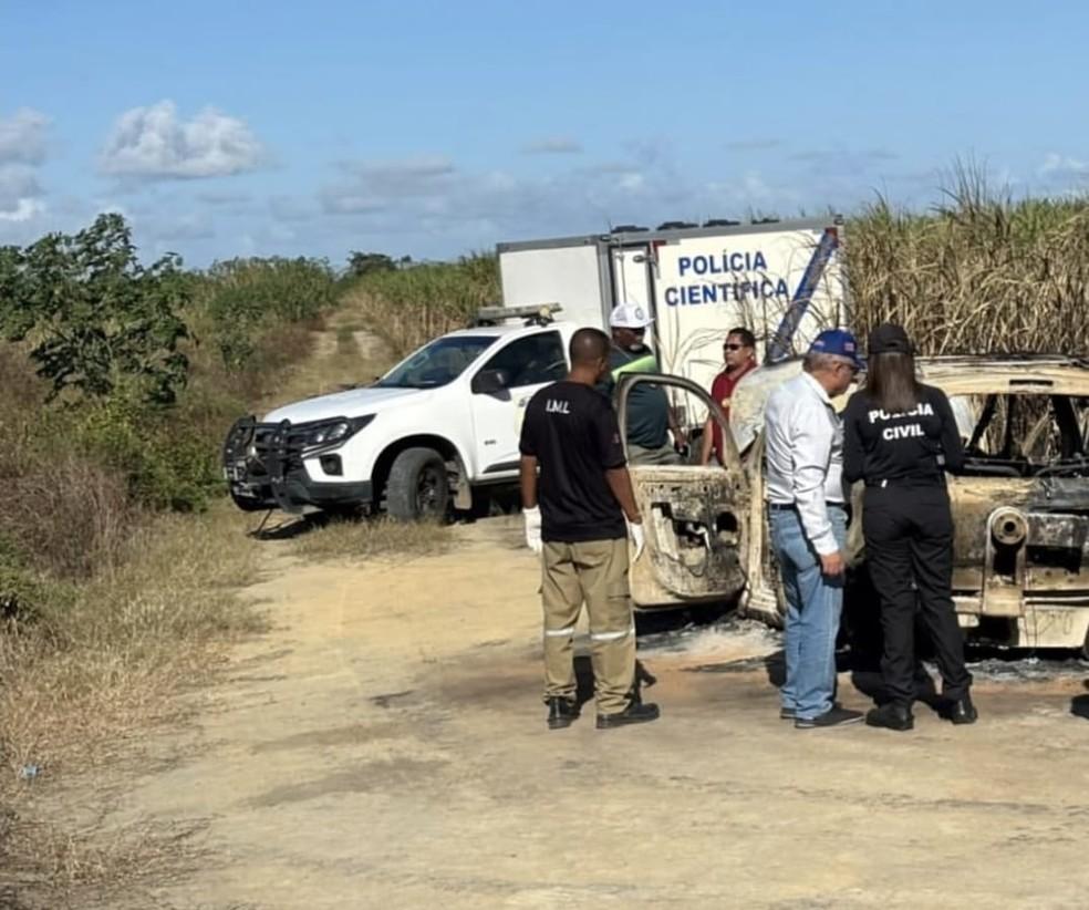 Equipes da Polcia Civil e da Polcia Cientfica no local em que carro incendiado com corpo carbonizado dentro foi encontrado em Marechal Deodoro AL Foto Polcia Civil de Alagoas