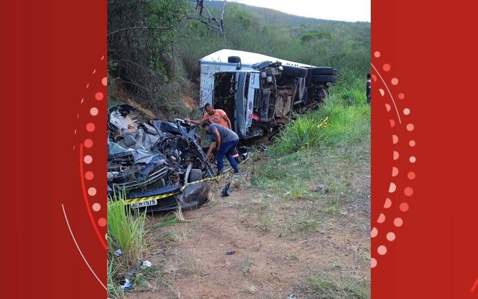 Batida entre carro e caminho termina com duas pessoas mortas e trs feridas no interior da Bahia Foto ReproduoRedes Sociais