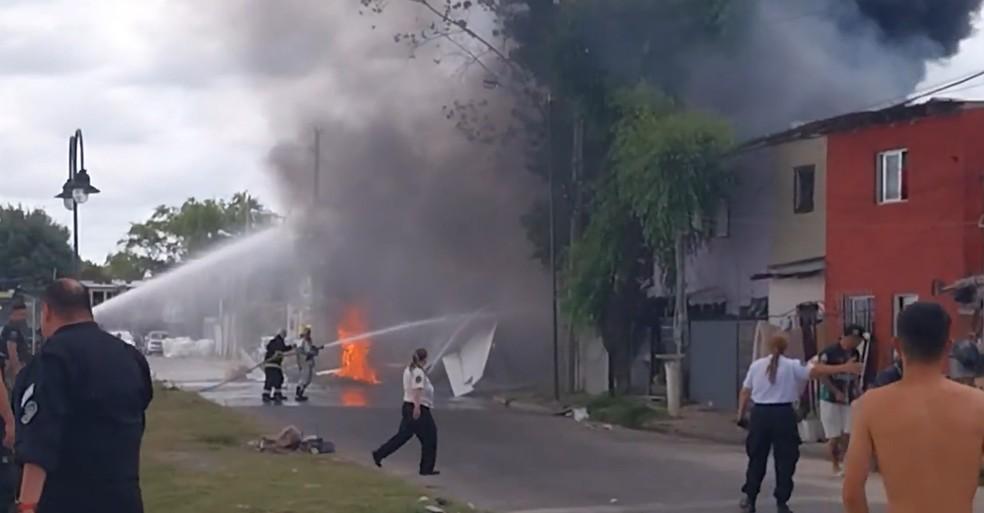 Avio bateu contra casa nas proximidades de um aeroporto na regio de Buenos Aires Foto Jessica Baez