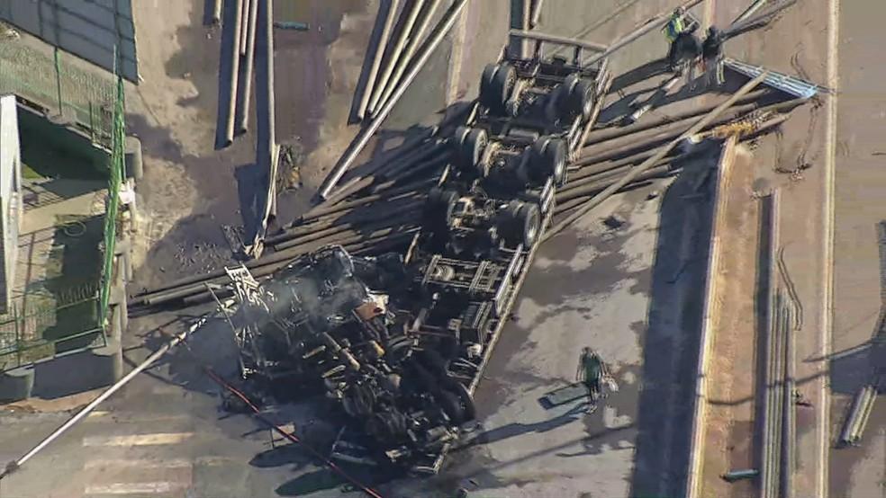 Carreta tomba pega fogo e motorista morre na BR--381 em Betim Foto GlobocopTV Globo