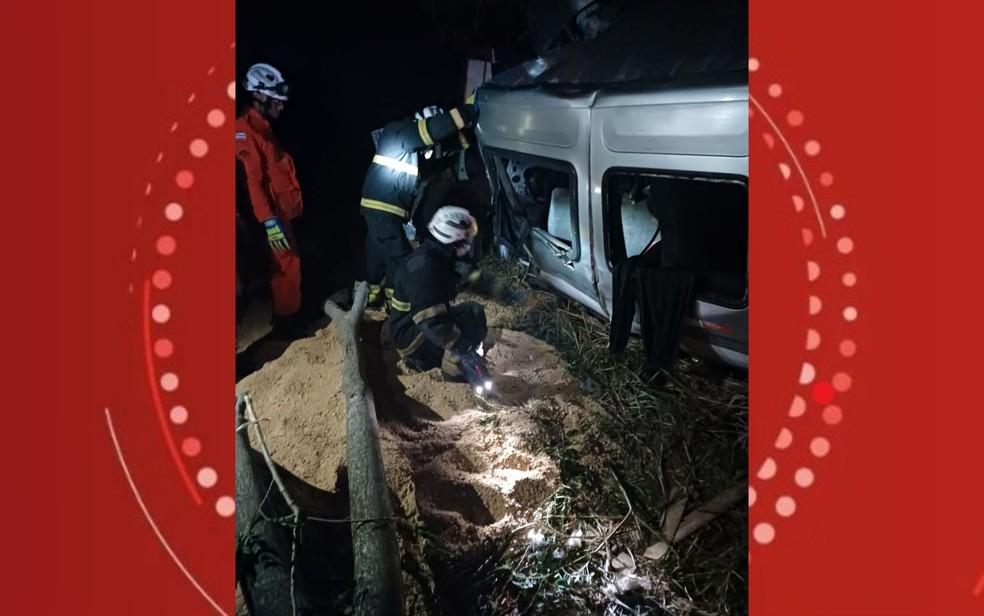 Onze pessoas morrem aps batida entre van e carreta na Bahia Foto Corpo de Bombeiros