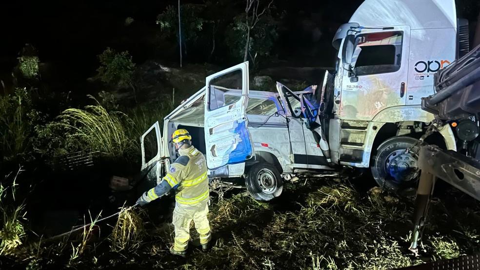 Acidente entre van e carreta na BR-251 Foto Corpo de Bombeiros