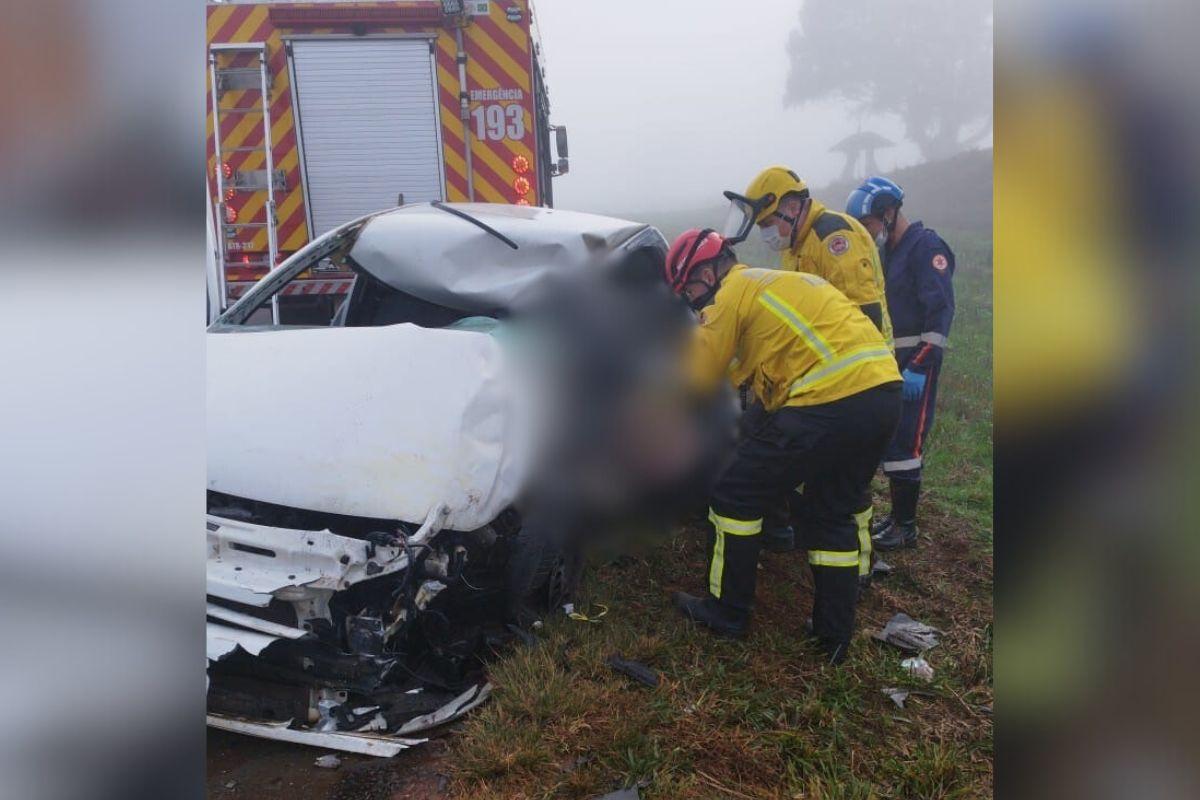 O grave acidente ocorreu em Campos Novos adolescente conduzia o veculo que bateu de frente com um nibus 8211 Foto DivulgaoCorpo de BombeirosND