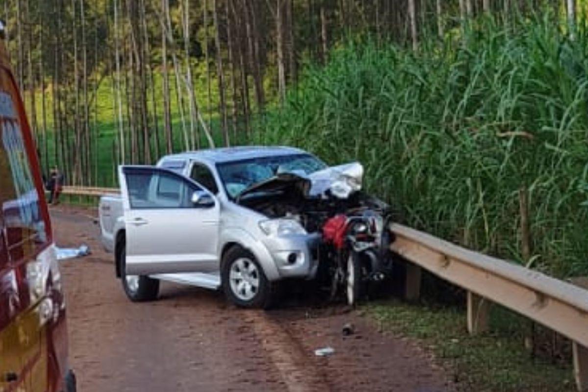 Motociclista morre em coliso e moto fica cravada em carro em Monda