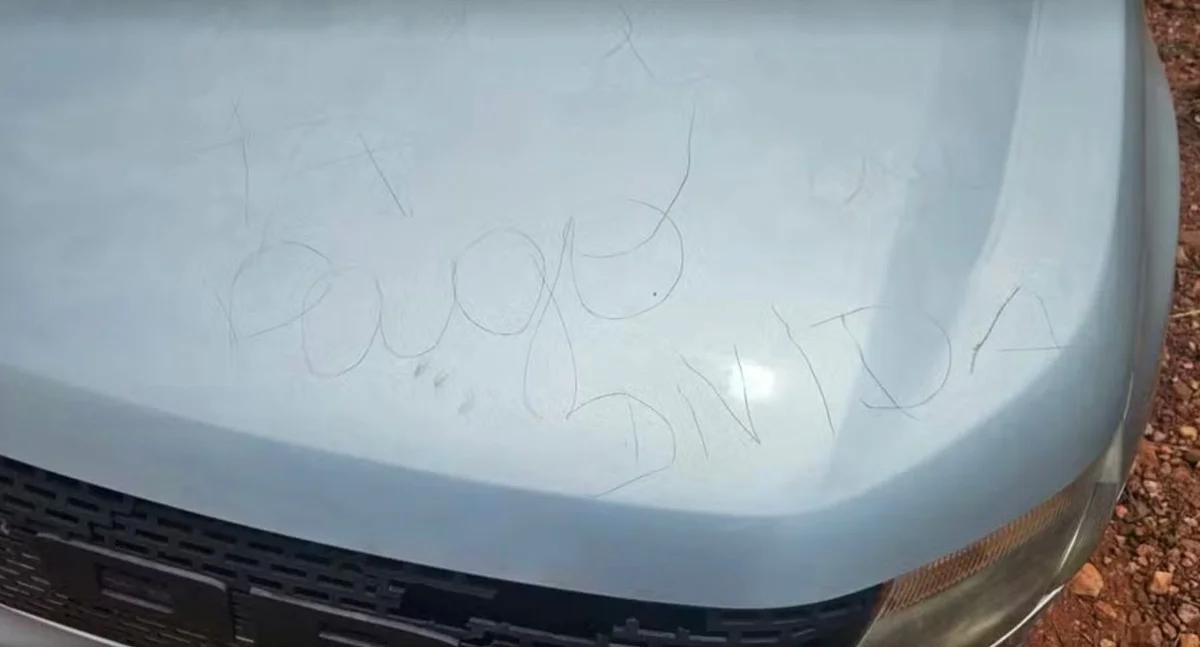 Image: https://reporterdobrasil.com/wp-content/uploads/2025/10/postiimg-68f52033c80ba8702.jpeg Mulher encontrada morta com olho arrancado e bilhete no carro em Cuiab