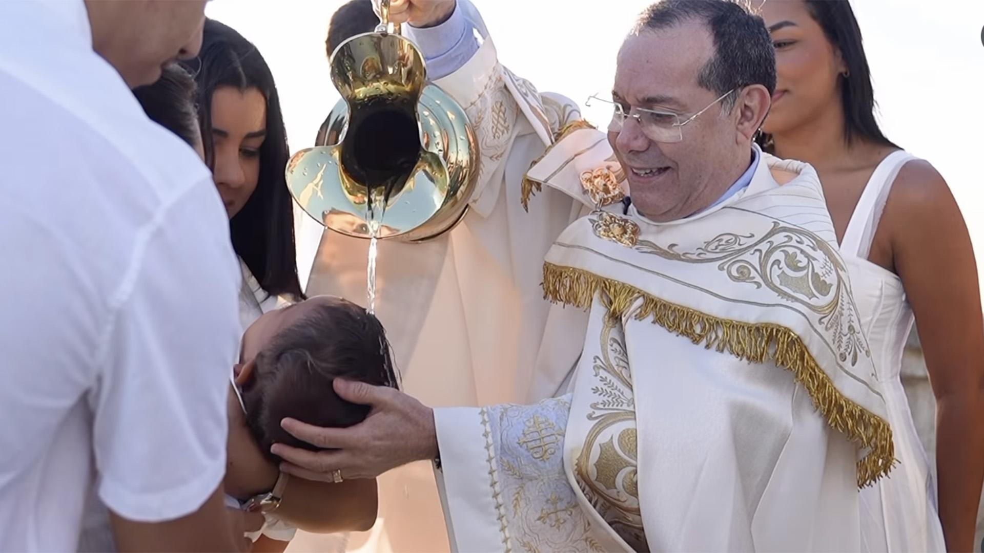 Image: https://reporterdobrasil.com/wp-content/uploads/2025/10/postiimg-68f8eaf35a4629652.jpg Batizado dos filhos de Joo Gomes e Ary Mirelle - Foto Reproduo Instagram joaogomescantor