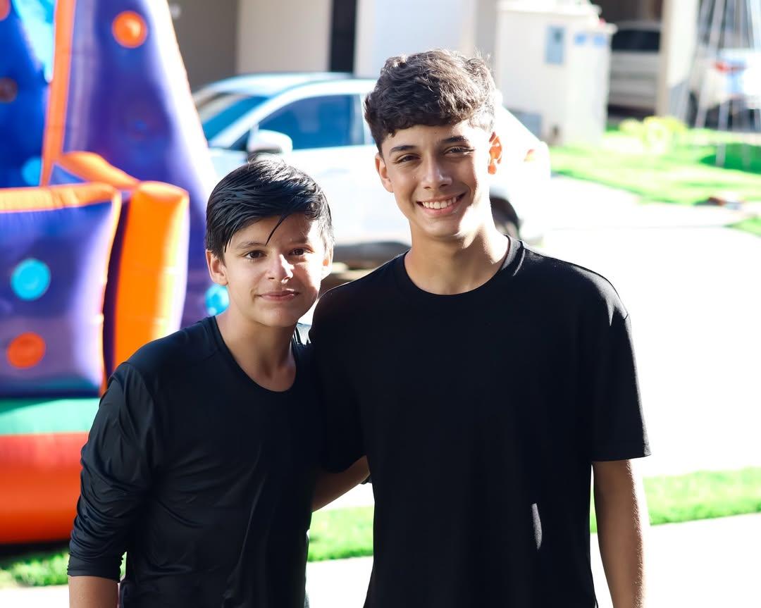 Bernardo e Joo Gabriel so filhos do cantor Cristiano Arajo - Foto Reproduo Instagram elisaleite