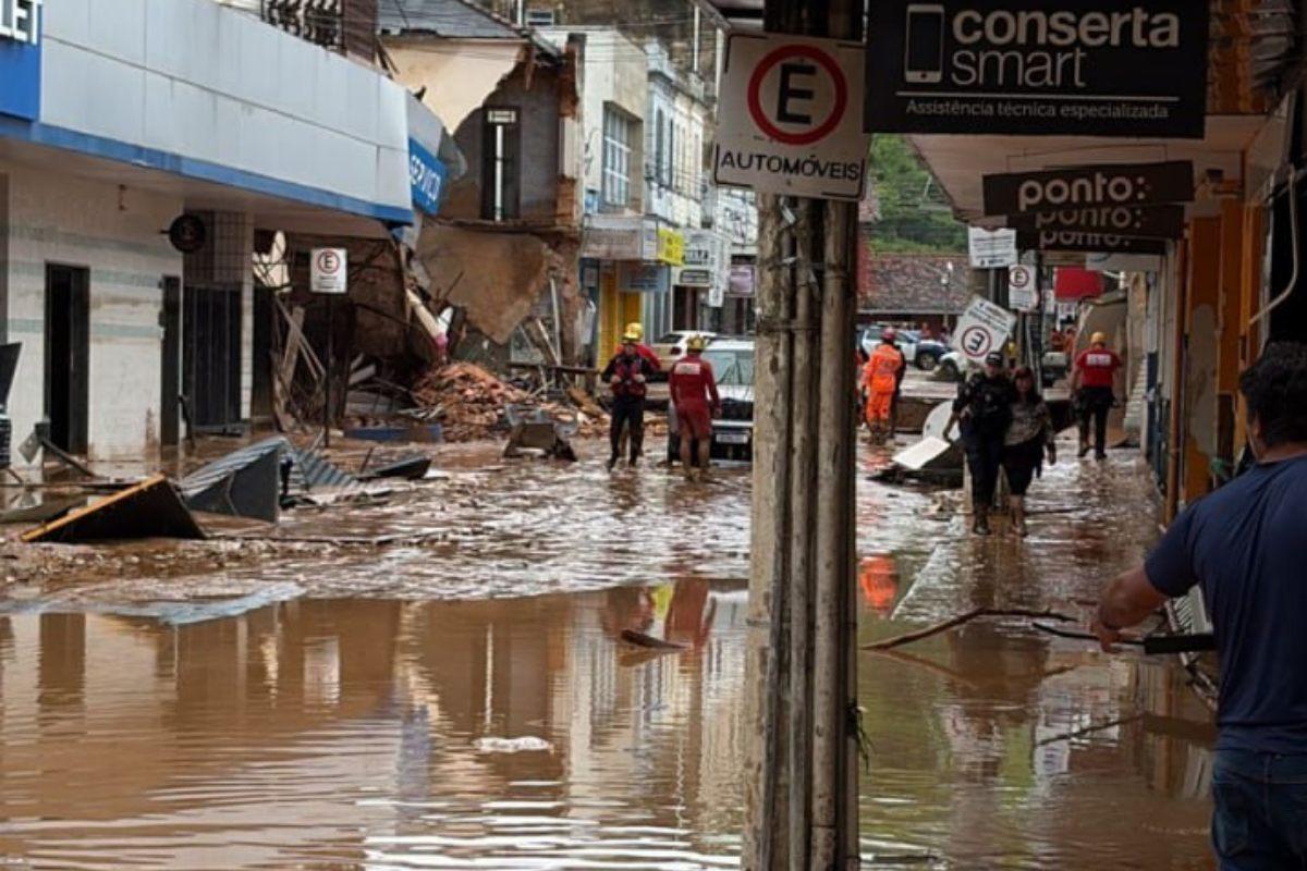 Cidade registrou queda de quatro pontes e de quatro prdios