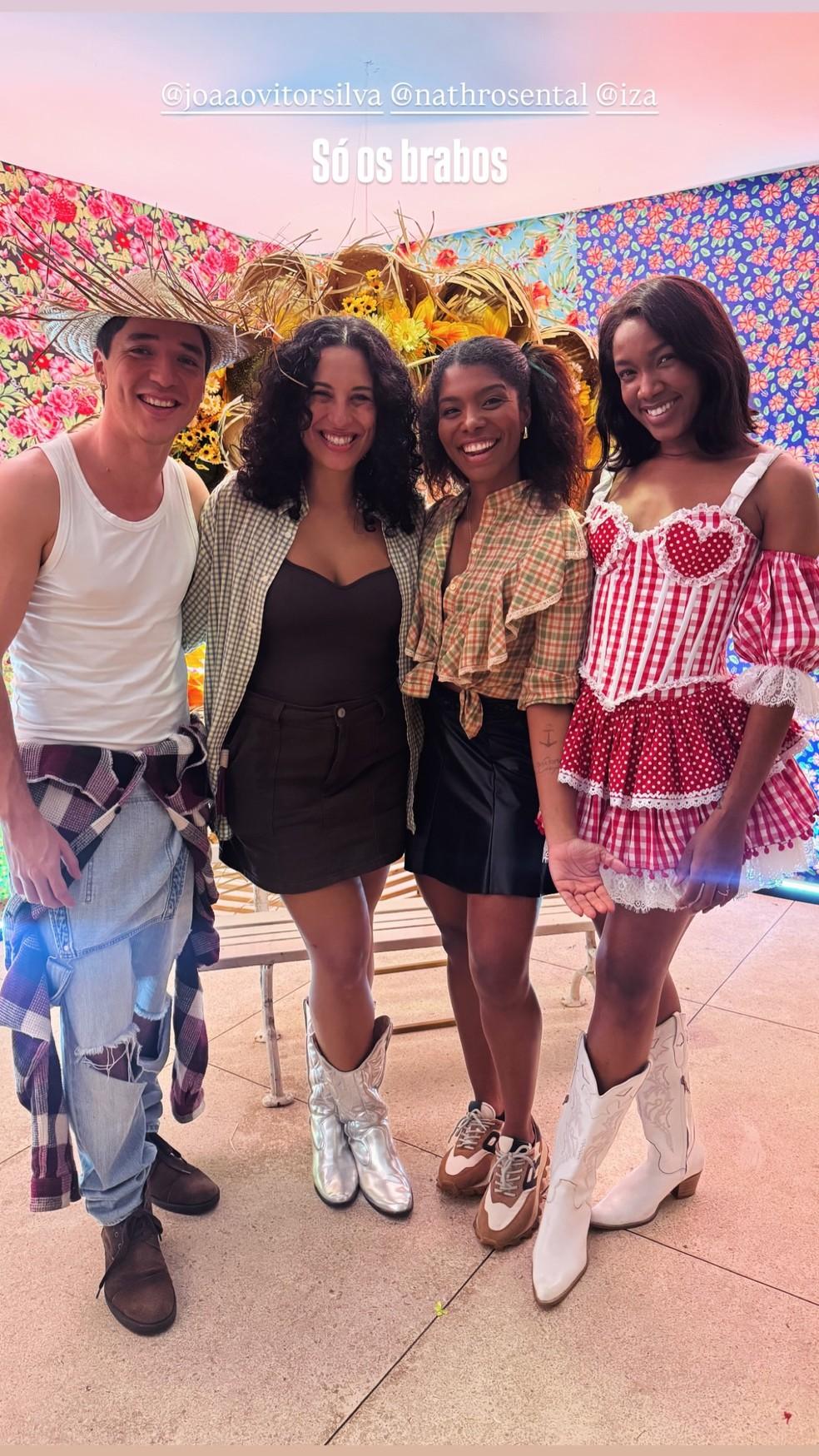 Discretos Joo Vitor Silva e IZA trocam beijo em festa julina Foto ReproduoInstagram