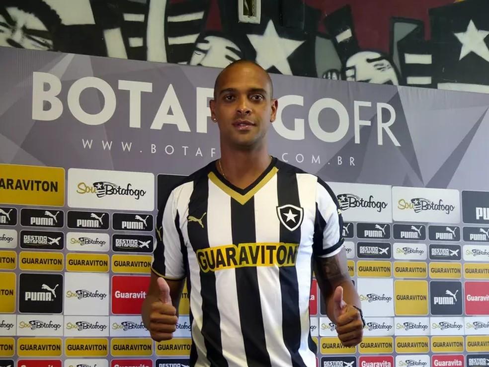 Image: https://reporterdobrasil.com/wp-content/uploads/2026/07/postiimg-6a6b782eb3e3c3110.jpg O atacante Tssio durante sua apresentao no Botafogo em 9 de janeiro de 2015 Foto Sofia Mirandage
